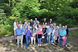 Geschichtswanderung: Zu einem Spaziergang mit Werner Höltke in die Freibadkultur vergangener Tage trafen sich am zugewachsenen Schopkebadteich die Oerlinghauser und Ubbedisser Heimatfreunde. - © Horst Biere