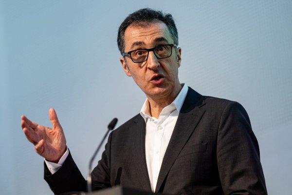 Landwirtschaftsminister Cem Özdemir will Tiere gesetzlich besser schützen. - © Fabian Sommer/dpa