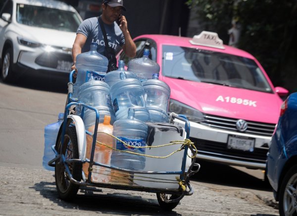 Ein Mann geht mit leeren Wasserkanistern durch eine Straße in Mexiko-Stadt. In 27 der 32 Bundesstaaten in Mexiko liegen die Temperaturen bei mehr als 40 Grad. - © Gerardo Vieyra/dpa