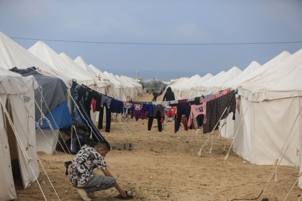 In einer Zeltstadt in Chan Junis im Gaza-Streifen werden Tausende von Palästinensern beherbergt, die wegen vor der israelischen Bombardierung geflohen sind. - © Mohammed Talatene/dpa