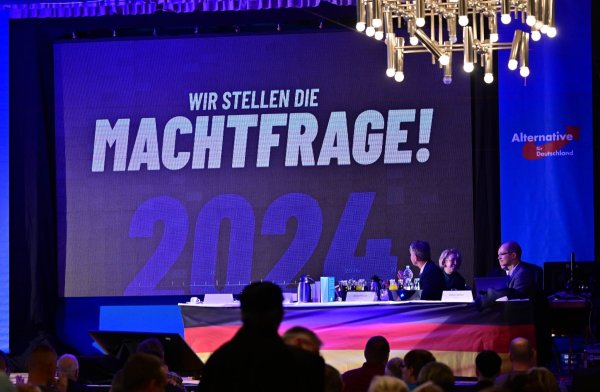 «Wir stellen die Machtfrage! 2024», hieß es im November beim Landesparteitag der AfD in Thüringen. - © Martin Schutt/dpa