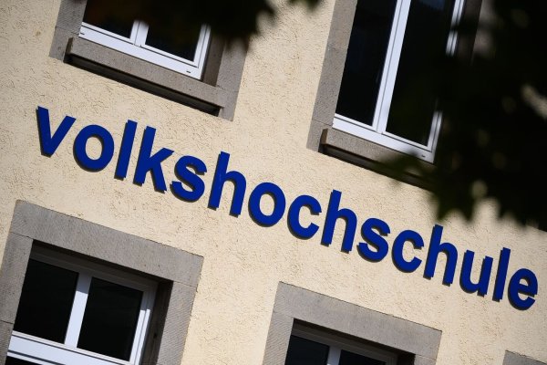 Der Schriftzug "Volkshochschule" ist an einem Gebäude angebracht. - © Sebastian Gollnow/dpa/Archivbild