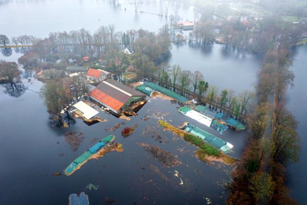 Ein Bauernhof im Bremer Stadtteil Timmersloh steht unter Wasser. - © Sina Schuldt/dpa