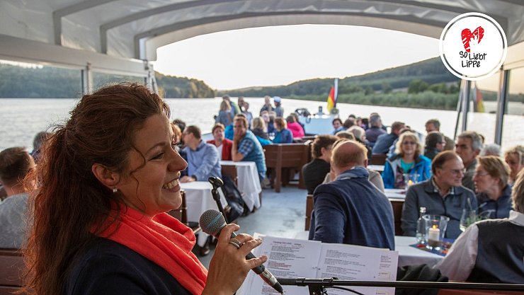 Sängerin Ulrike Wahren begeistert die Paare im Sommer 2018 an Bord der MS Schiedersee. - © Torben Gocke