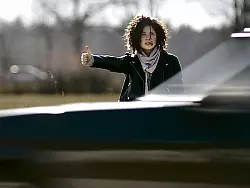 Das Foto zeigt eine Szene aus "Aktenzeichen XY ungel&ouml;st" mit einer Schauspielerin, die Sandra Zimmermann &auml;hnelt. - &copy; FOTO: Polizei/ Aktenzeichen XY