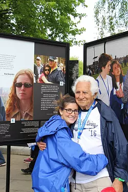Auschwitz-Besuch 2016: Samantha steht mit ihrem Gro&szlig;vater Bill Glied im Mai vor der Ausstellungswand mit einem Foto, das die beiden zehn Jahre zuvor an selber Stelle zeigt. - &copy; privat