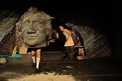 Goethe mischt sich ein: Stella (Kika Schmitz) hat viele Fragen an den Dichterfürsten. - © Foto: landestheater/klein