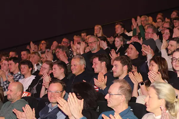 Zum Abschied spenden die Besucher in Kinosaal 1 reichlich Applaus - sie haben sich prächtig amüsiert. - © Till Brand