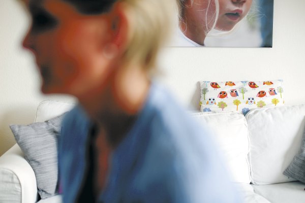 Entschlossen: Lea M. aus Lübbecke kämpft seit drei Jahren um das Recht, zusammen mit ihrer Tochter leben zu können. In ihrem Wohnzimmer hängt das Porträt des Kindes in Postergröße. - © Tylor Larkin