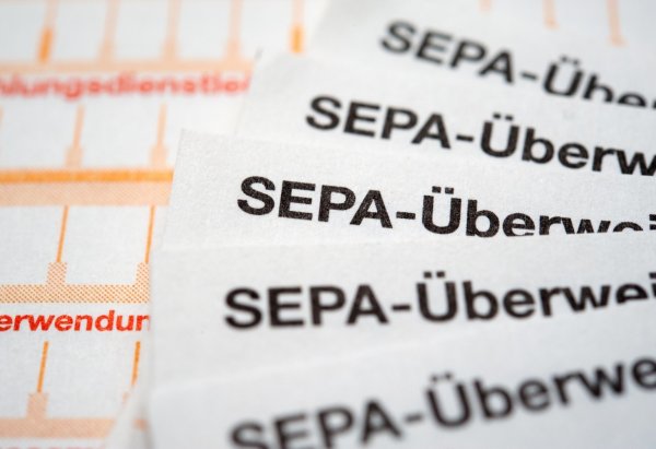 SEPA-Überweisungsträger - © Foto: Andrea Warnecke/dpa-tmn