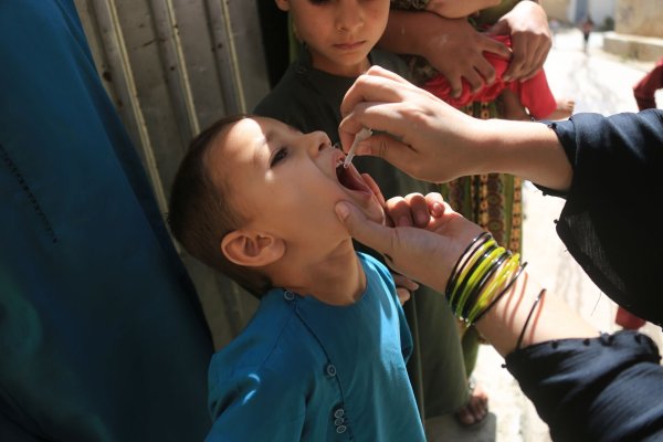 Eine Schluckimpfung kann vor Polio schützen. (Archivfoto) - © Saifurahman Safi/Xinhua/dpa