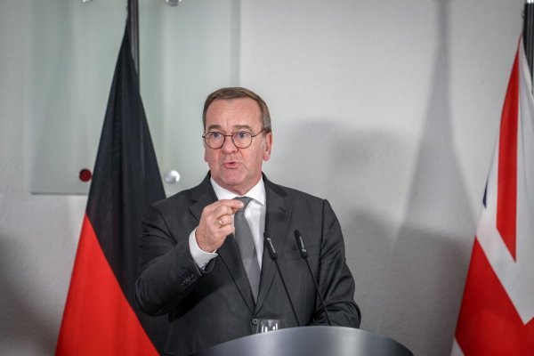 Die Ursache für den Absturz eines in Leipzig gestarteten Frachtflugzeugs bei Vilnius ist weiterhin unklar. Verteidigungsminister Pistorius fordert erhöhte Sensibilität bei bestimmten Frachtsendungen. - © Kay Nietfeld/dpa