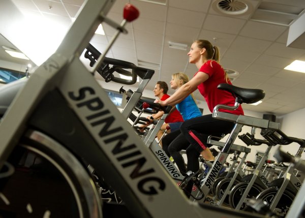 Indoorcycling bringt das Herz-Kreislauf-System ordentlich in Schwung. - © Tobias Hase/dpa-tmn