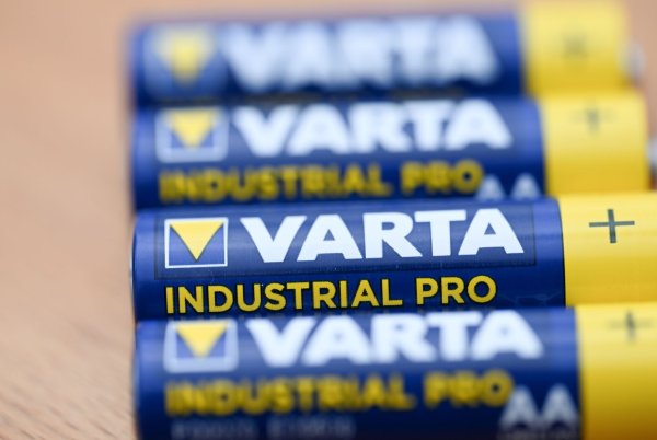 Das Sanierungskonzept für den Batteriekonzern Varta hat eine wichtige Hürde genommen. - © Bernd Weißbrod/dpa