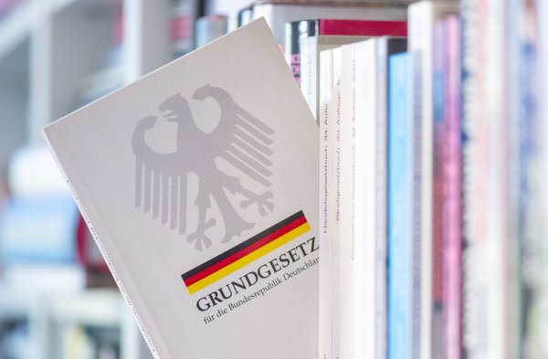 Trotz Überlastung vieler Kommunen und politischem Gegenwind will die SPD in Nordrhein-Westfalen am Asylrecht nicht rütteln. (Illustration) - © Hendrik Schmidt/dpa