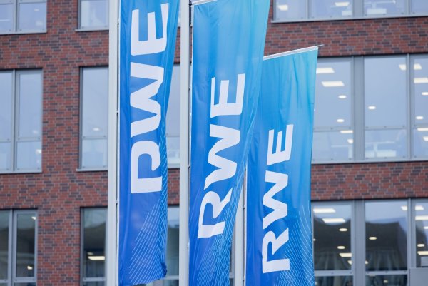 Flaggen wehen vor der Konzernzentrale des Energiekonzerns RWE. - © Rolf Vennenbernd/dpa