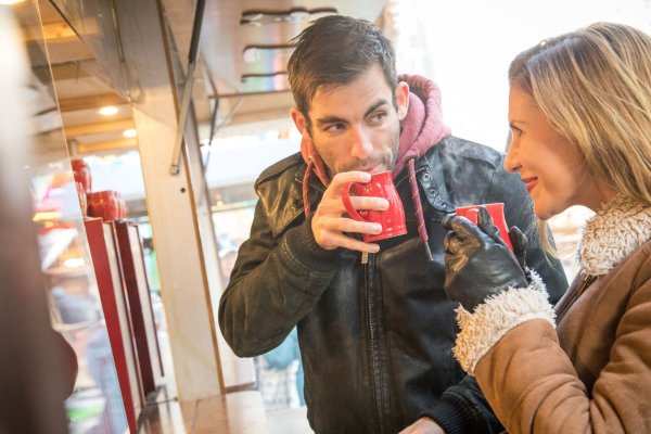 In Maßen: Glühwein enthält viel Zucker und Alkohol. - © Christin Klose/dpa-tmn