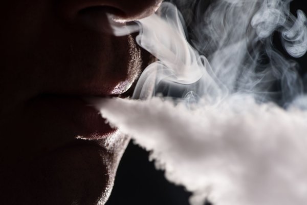 Seit April ist neben dem Rauchen auch das Vapen am Arbeitsplatz eingeschränkt – aktuell betrifft das Verbot jedoch nur E-Zigaretten mit Nikotin. - © Franziska Gabbert/dpa-tmn