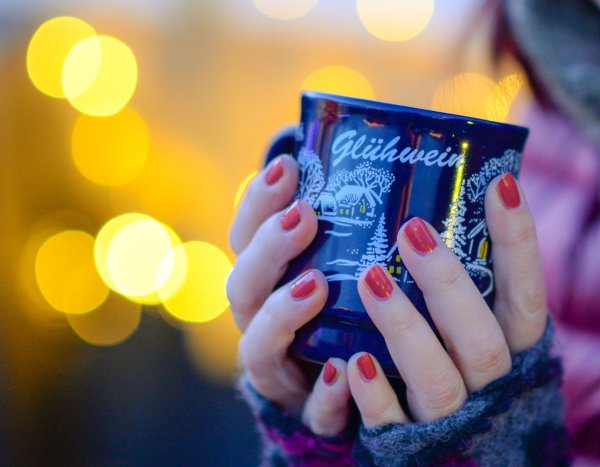 Nichts wärmt besser auf dem Weihnachtsmarkt als ein heißer Glühwein. - © Jens Kalaene/dpa-Zentralbild/dpa-tmn