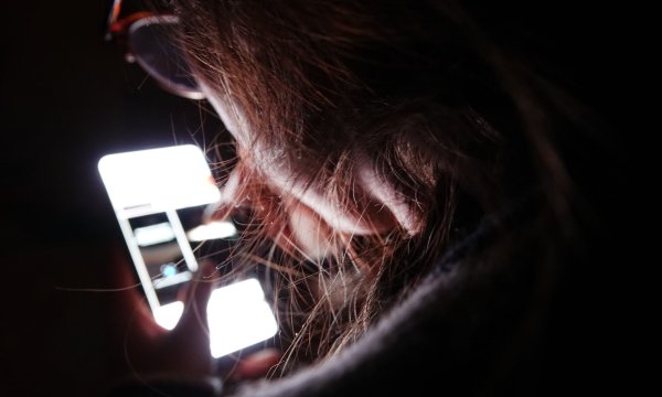 Spionage-Apps ermöglichen weitreichende Überwachung von Smartphones, einschließlich des Zugriffs auf Nachrichten, Fotos und Anrufe. - © Weronika Peneshko/dpa/dpa-tmn