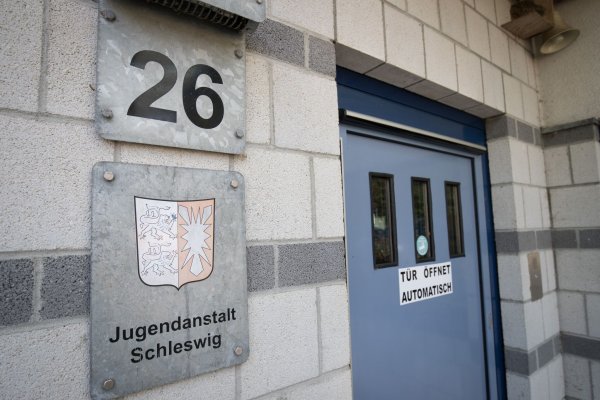 Die Staatsanwaltschaft ermittelt gegen zwei Mitarbeiterinnen der Jugendanstalt Schleswig. (Archivbild) - © Christian Charisius/dpa
