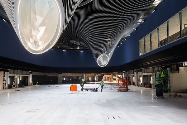 Lichtkegel ragen in den künftigen Marktplatz des Terminal 3 in Frankfurt. - © Lando Hass/dpa