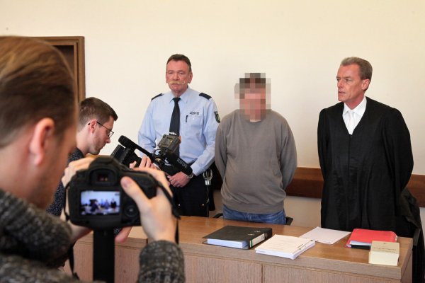 Kommt nie wieder auf freien Fuß: Thomas T. vor Beginn der gestrigen Verhandlung zwischen seinem Anwalt Helmut Wöhler und Justizwachtmeister Reinhard Kleesiek. - © Bernhard Preuß