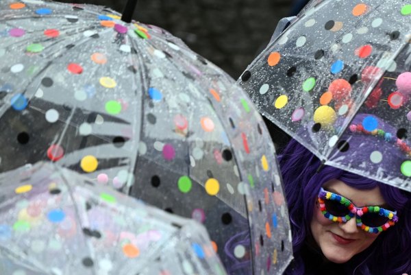 Verkleidete Jecken stehen vor dem Rathaus. Mit Weiberfastnacht beginnt der Straßenkarneval. - © Federico Gambarini/dpa