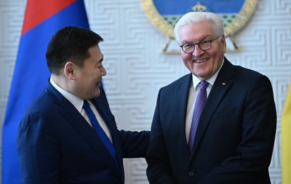 Luvsannamsrai Oyun-Erdene, Ministerpräsident der Mongolei (l), und Bundespräsident Frank-Walter Steinmeier. - © Britta Pedersen/dpa