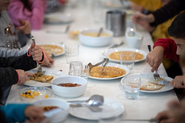 Kinder essen in der Kantine einer Grundschule zu Mittag. - © Sebastian Gollnow/dpa/Symbolbild