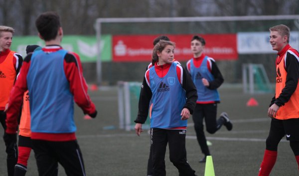 Training bei der SpVg. Brakel: Carlotta Wamser spielt seit einem halben
Jahr für den Jungen-C-Junioren-Landesligisten, der derzeit Rang zwei
belegt. - © Sebastian Lucas