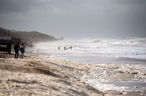 Sturmflut vor Sylt. Das Wetter lockte auch Spaziergänger an die Nordsee. - © Daniel Bockwoldt/dpa