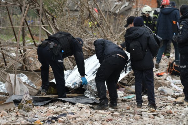 Russischer Nachtangriff trifft die Ukraine. - © Mykola Tys/AP/dpa