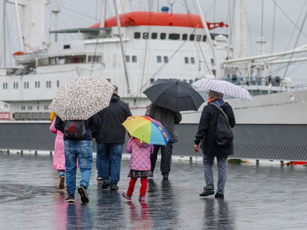 An den Küsten ist auch am Sonntag noch mit Regen und Sturm zu rechnen. - © Markus Scholz/dpa