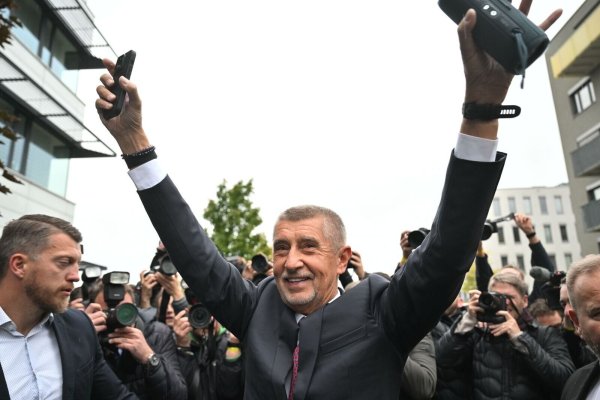 Der Vorsitzende der Oppositionsbewegung ANO, Andrej Babis, reagiert nach der Bekanntgabe des Wahlergebnisses. - © Øíhová Michaela/CTK/dpa