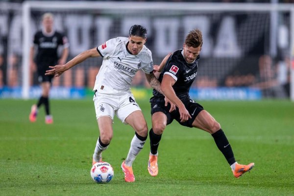 Gladbach und Freiburg lieferten sich packende Zweikämpfe. - © David Inderlied/dpa
