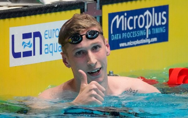 Florian Wellbrock freut sich auf den Schwimm-Weltcup in Berlin. - © Sergei Grits/AP/dpa