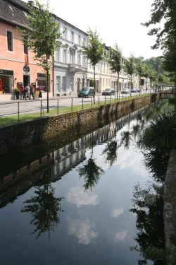 Spiegelbild: Auf der Oberfläche des Friedrichstaler Kanals steht die historische Architektur der Neustadt Kopf. - © Bernhard Preuß