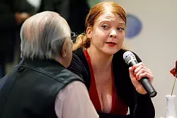 "Chansonette" Sandra Botor bei ihrem Auftritt im Bad Meinberger Kurgastzentrum. - &copy; Foto: Gocke