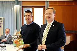 Abschied: Peter Bussemeier (links) verlässt Augustdorf und wechselt zur Gesamtschule nach Detmold. - © Foto: Engelhardt