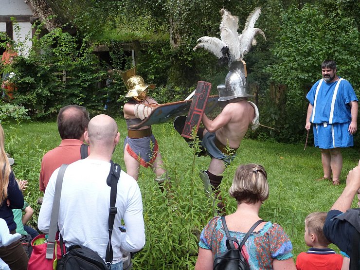Gladiatoren in Aktion: Im Archäologischen Freilichtmuseum präsentieren sich die Kämpfer von ihren besten Seiten. - © AFM Oerlinghausen/Lduvues Nemesis
