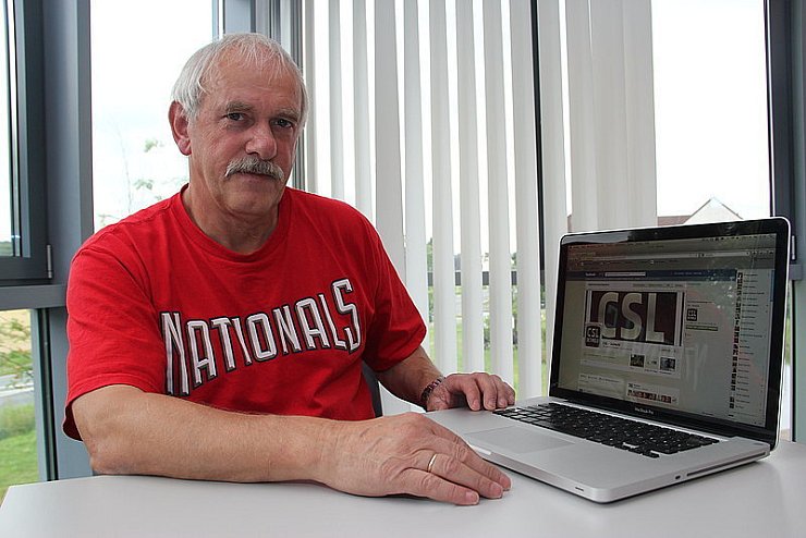 Karl Schmid betreut auch die Facebook-Seite des CSL Detmold - © Foto: Seda Hagemann