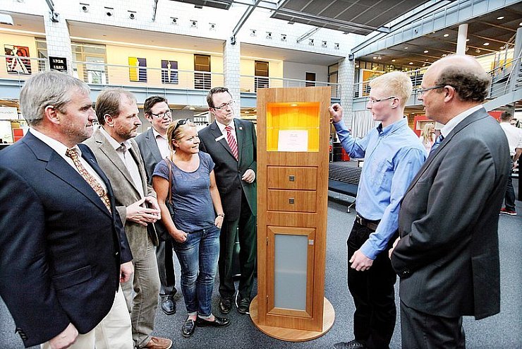 Von links: Rainer Gerdt (Innung), Prof. Dr. Jan Carstensen (Freilichtmuseum Detmold), Ralf Mücke (Kreishandwerkerschaft), Architektin Catrin Will, Gereon Potthast (Sparkasse) und Bürgermeister Rainer Heller. - © Foto: Preuss
