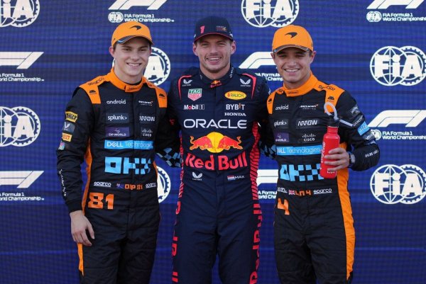 Max Verstappen (M) gewann das Qualifying vor den McLaren-Piloten Oscar Piastri (l) und Lando Norris. - © Toru Hanai/AP