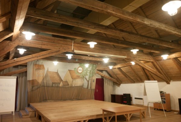 Eine Raum mit Bühne in der Magdeburger Kaserne in Terezin. In dem von den Nationalsozialisten eingerichteten Ghetto Theresienstadt wurde die Oper «Brundibar» des Komponisten Hans Krasa mit einem Libretto von Adolf Hoffmeister zum ersten Mal am 23. September 1943 aufgeführt. - © Michael Heitmann/dpa