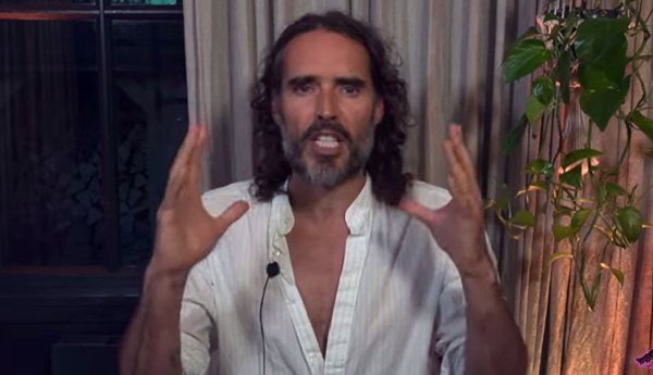 Russell Brand postete ein dreiminütiges Video, in dem er seinen Unterstützern dankt. - © Pa/PA Media/dpa