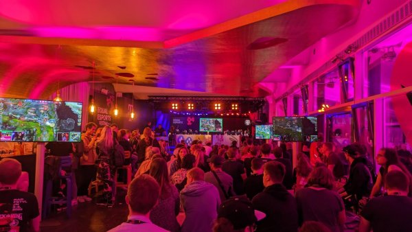 Offline-Finale mit vollen Haus: der Equal Esports Cup beim Schlussturnier in Köln. - © Vivien Deffner/dpa
