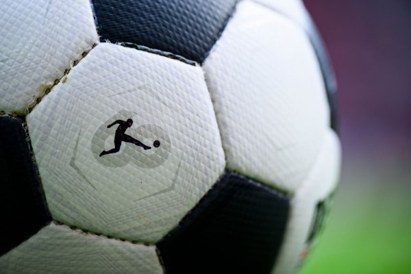 Bernhard Peters hat klare Vorstellung, wie der Fußball-Nachwuchs ausgebildet werden sollte. - © Tom Weller/dpa