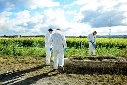 Spezialisten der Spurensicherung suchten das Feld mit Metalldetektoren nach dem Messer ab, fanden es aber nicht. - © Christian Mathiesen
