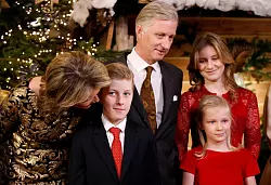 Das belgische Königspaar Philippe und Mathilde mit den Kindern. - © dpa